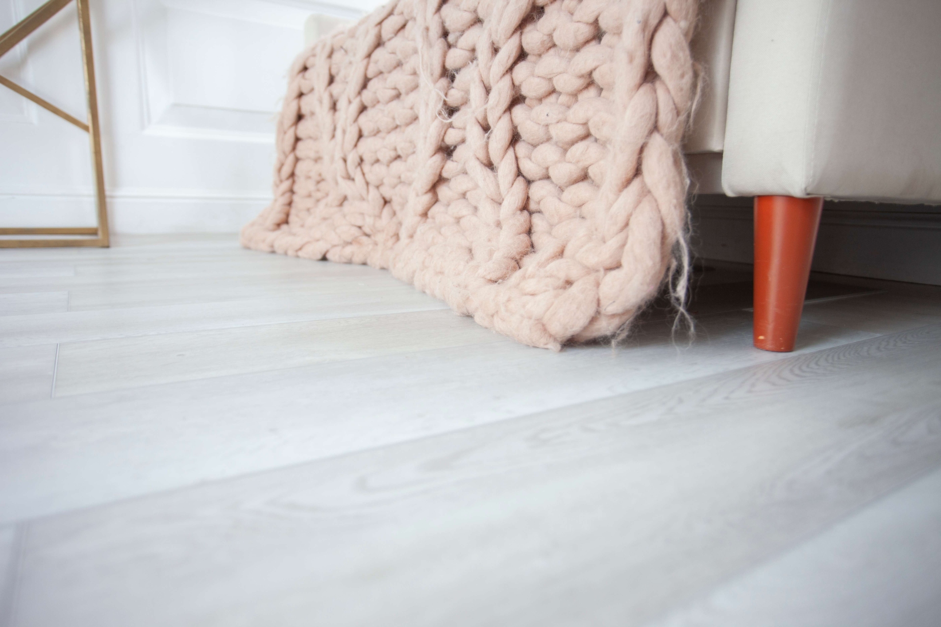 Усовершенствованная кварц-виниловая плитка «Damy Floor» Дуб Зимний (1227*187*2,5 мм) — купить в Екатеринбурге