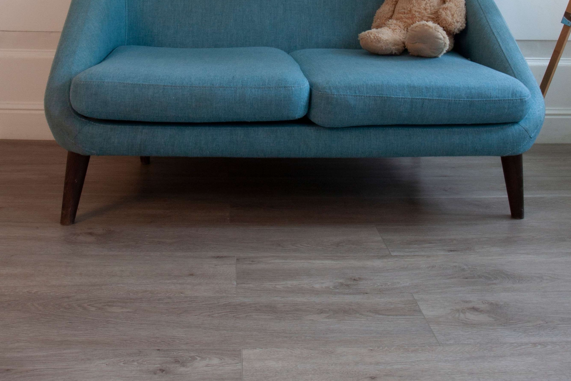 Усовершенствованная кварц-виниловая плитка «Damy Floor» Дуб Горный (1227*187*2,5 мм) — купить в Екатеринбурге