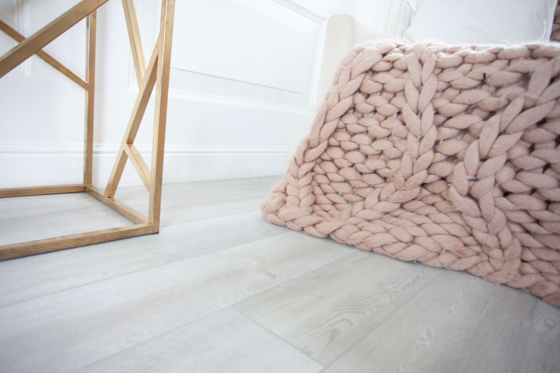 Усовершенствованная кварц-виниловая плитка «Damy Floor» Дуб Зимний (1227*187*2,5 мм) — купить в Екатеринбурге