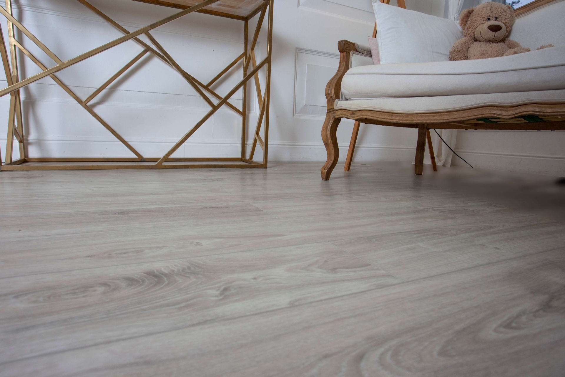 Усовершенствованная кварц-виниловая плитка «Damy Floor» Дуб Белый (1227*187*2,5 мм) — купить в Екатеринбурге