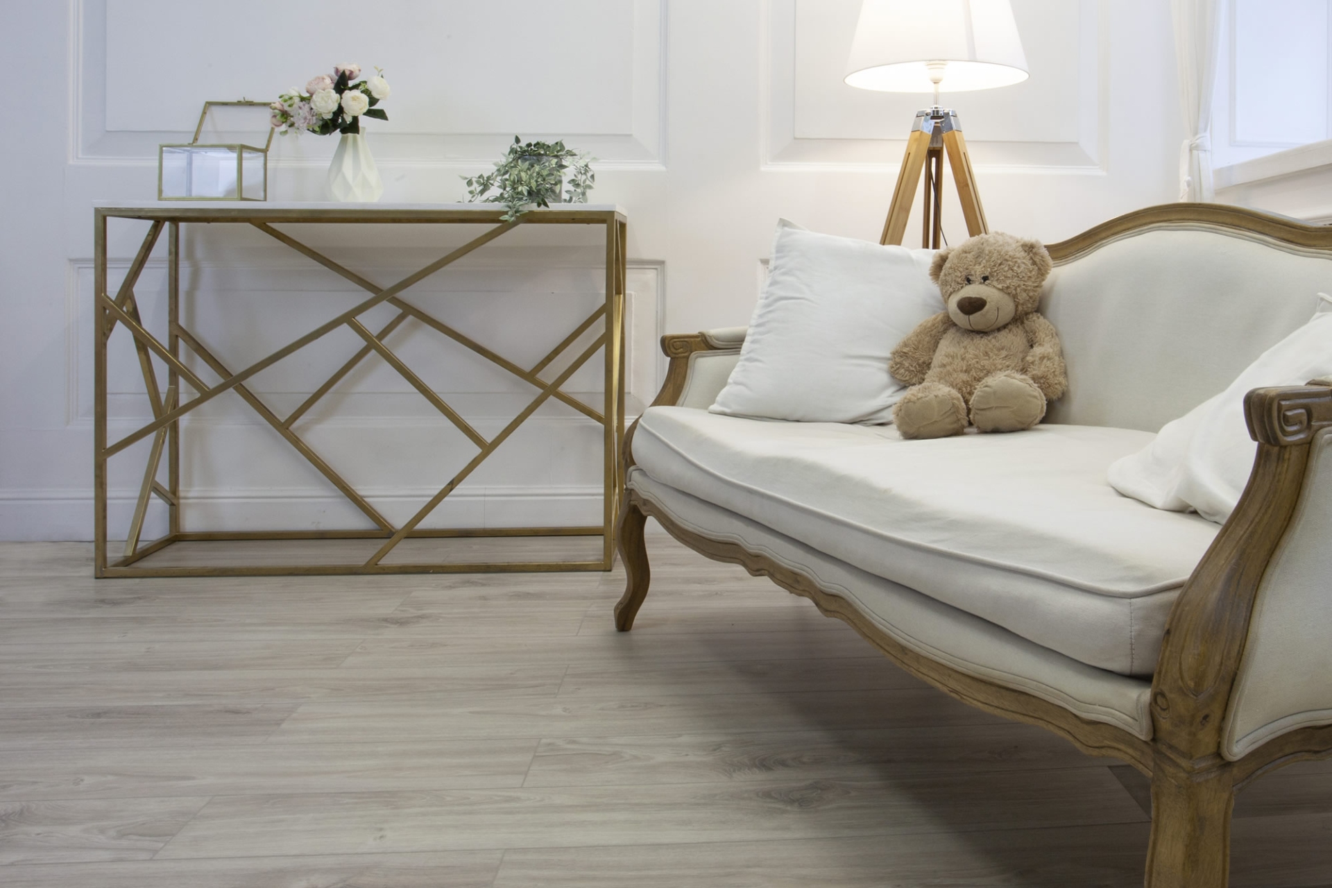 Усовершенствованная кварц-виниловая плитка «Damy Floor» Дуб Белый (1227*187*2,5 мм) — купить в Екатеринбурге